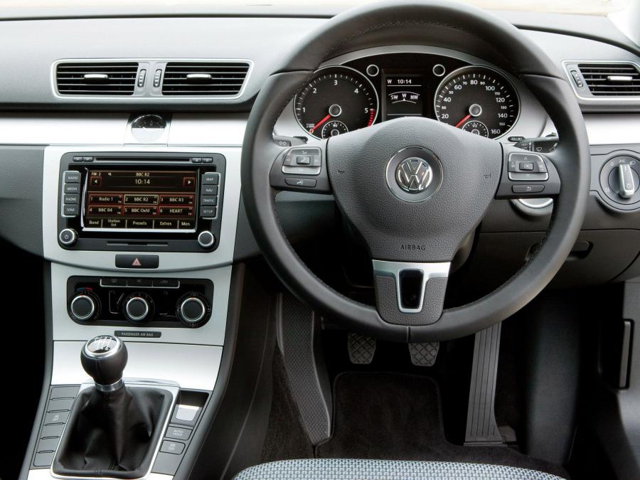  Volkswagen Passat BlueMotion 2010 года  (UK) (фото 2 из 15)